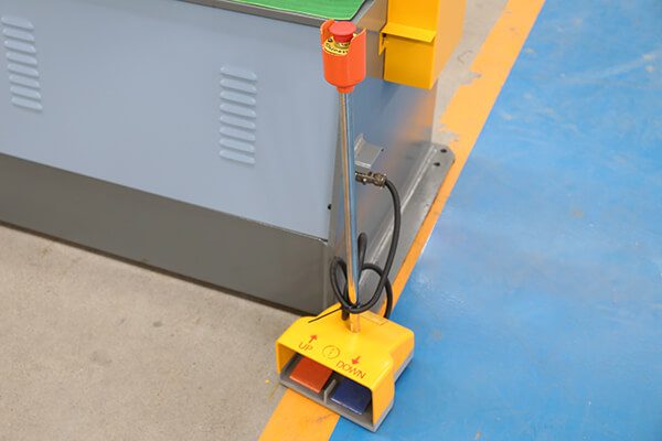 1743144031 hydraulic ironworker 5.jpg