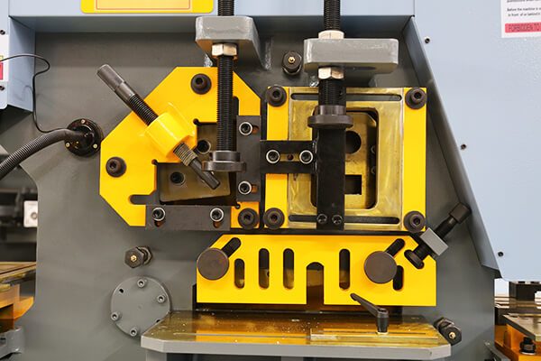 1743144034 hydraulic ironworker 8.jpg